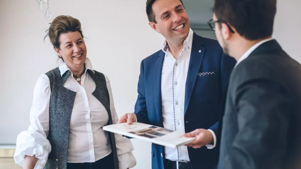 Christoph Koch im Beratungsgespräch mit Kunden – persönliche Betreuung durch Ihren Immobilienmakler in Wien auf der Startseite von Koch Immobilien