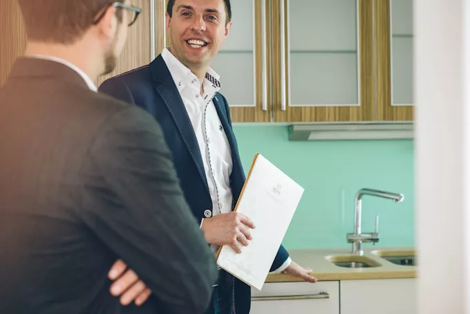 Christoph Koch im Gespräch mit einem Kunden bei der Besichtigung – individuelle Einschätzung und Beratung zu Immobilienpreisen in Wien