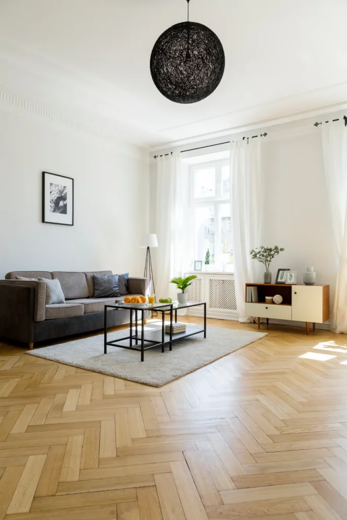 Helles Wohnzimmer in Altbauwohnung – stilvoll für Immobilienbewertung Wien präsentiert